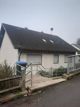 Hausansicht - bezugsfertige 3 Zimmer-Wohnung mit Balkon im schönen Volmetal