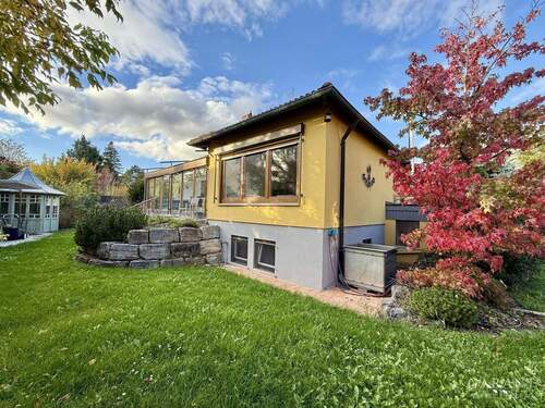 Ansicht Südost - Exklusiver Bungalow mit ELW und großzügigem Garten zur Miete in Iphofen