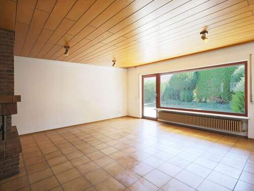 Großzügiges Wohnzimmer mit Kamin - 