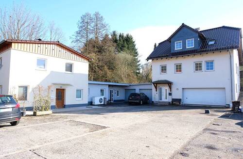 Bild 1 - Exklusives Angebot: 2 Häuser, 1 Büroeinheit, 3 Garagen, Hof und Garten in Richelsdorf !