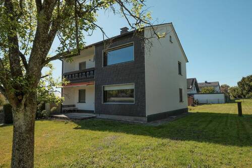 Ansicht mit Gartenblick - Freiraum und Platz - freistehendes Wohnhaus in Sonnenlage