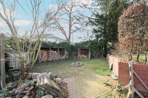 Gartenteil mit Brunnen - 