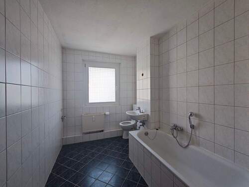 Tageslichtbad mit Wanne - 