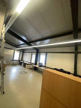 Halle m. Lichtbänder - 