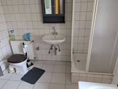 Bad mit Dusche und Wanne - 