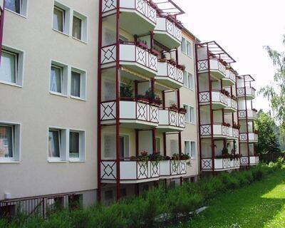 Hausansicht - Wohnvergnügen verteilt auf 2 Zimmer