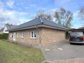 Außenfoto Front- und Seitenansicht - 4 Zimmer Bungalow zum Kaufen in Elmshorn