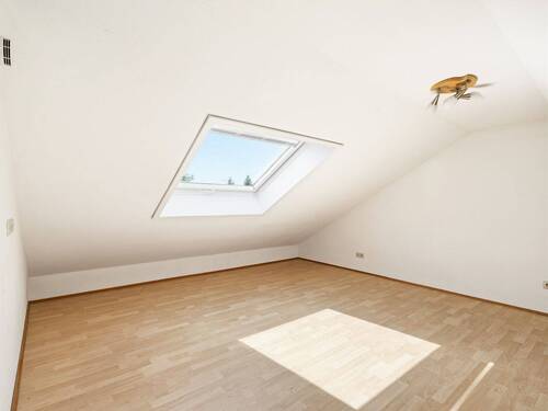 Zimmer im Dachgeschoss - 