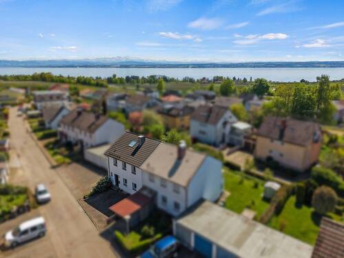 Luftaufnahme zum Bodensee und die Berge - 8 Zimmer Doppelhaushälfte in Stetten
