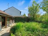 Blick in den Garten und zum Gartenhaus - 