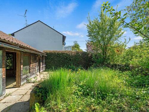 Blick in den Garten und zum Gartenhaus - 