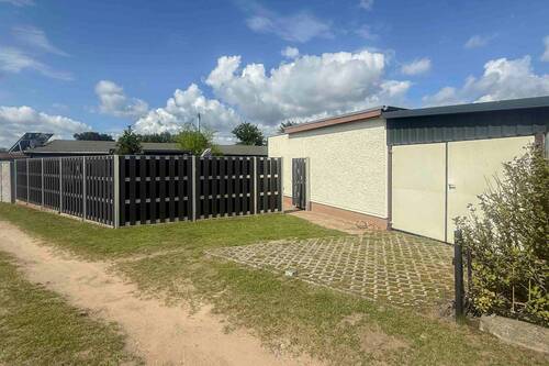 Eingang, Garage - 2 Zimmer Bungalow zum Kaufen in Sommersdorf