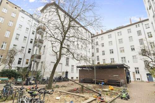 Hofansicht mit Vorderhaus und Seitenflügel - 