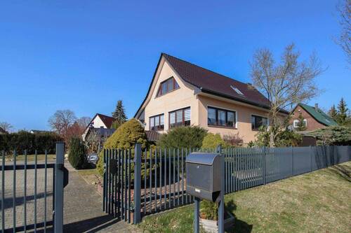 Gartenansicht - Sonnenbaden: Top gepflegtes EFH mit Pool und Garten in Panketal