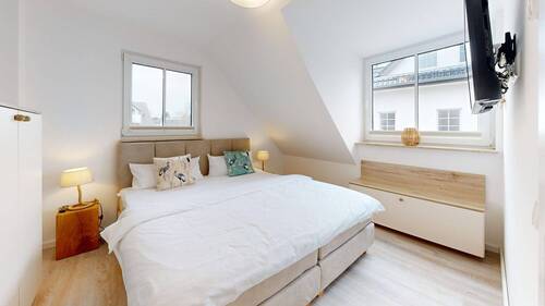 helles, modernes Schlafzimmer mit Boxspringbett - Etagenwohnung mit 46,00 m&sup2; in Ostseeheilbad Zingst zum Kaufen