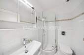 Kleines Badezimmer im Dachgeschoss - 
