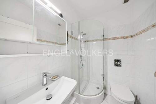 Kleines Badezimmer im Dachgeschoss - 