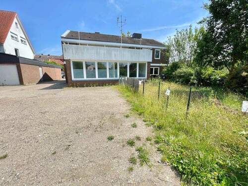 Haus von hinten mit Parkplatz weiter weg - 