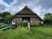 Objektansicht - Historisches Fachwerkhaus mit Reetdach (4 WE+Carport) auf 4.681 m² Grundstück in 19217 Thandorf