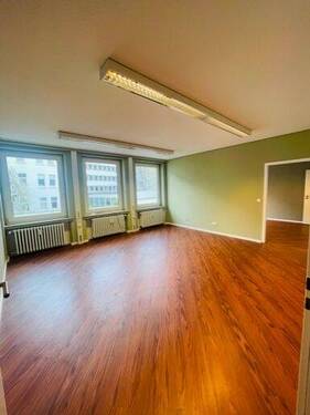 Zwei Büros mit Durchgangstür - 