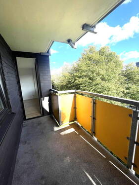 Bild 1 - **Helle & frisch renovierte 2,5-Zimmer-Wohnung - mit Balkon & Aufzug**