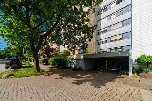 Garageneinfahrt - 4 Zimmer Etagenwohnung in Tamm
