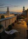 Dachterrasse am Abend mit Blick auf das Frankfurter Tor - 