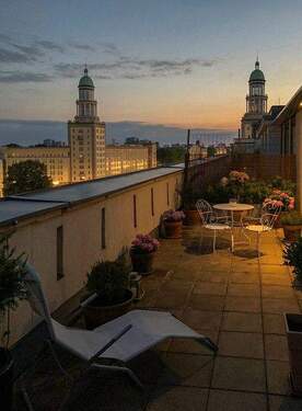 Dachterrasse am Abend mit Blick auf das Frankfurter Tor - 