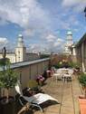 Terrasse mit Blick auf das Frankfurter Tor - Befristet auf 2 Jahre: Über den Dächern des Prachtboulevards - Möblierte Terrassenwohnung am Frankfurter Tor