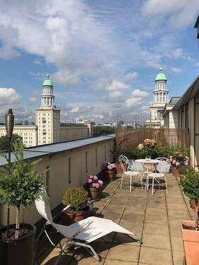 Terrasse mit Blick auf das Frankfurter Tor - Befristet auf 2 Jahre: Über den Dächern des Prachtboulevards - Möblierte Terrassenwohnung am Frankfurter Tor