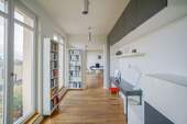 Flur mit Blick in das Wohnzimmer - 2 Zimmer Etagenwohnung zur Miete in Berlin