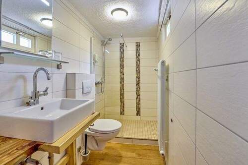 eines der Gästezimmer-Bäder - 