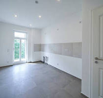 ++ Erstbezug nach hochwertiger Sanierung ++ 3-Raum-Familientraum mit Balkon, Wohnküche, Parkettfußboden, hochwertiges Duschbad, Abstellkammer im Flur - Rochlitz
