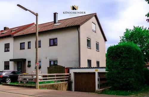 Haus von der Straße mit Doppelgarage und Stellplatz - 