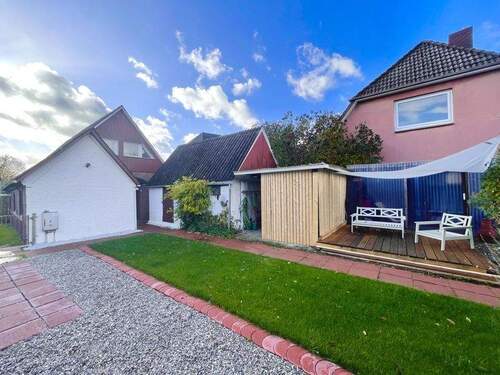 Nebengebäude und Terrasse - 