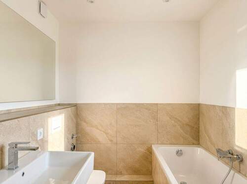 Modernes Badezimmer mit Wanne - 