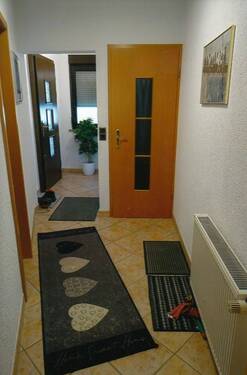 EG-Diele m. Tür zum Bad u. Haustür zum Hof - 
