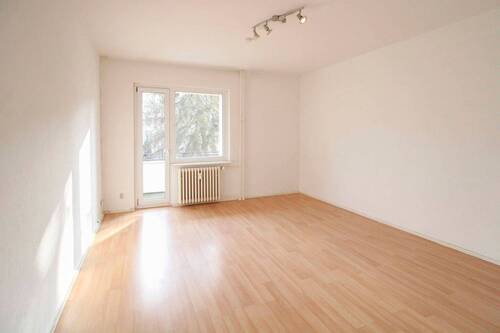 Titelbild - Bezugsfreie 3-Zimmer-Wohnung mit Südbalkon: Zentrale Lage nahe dem Boulevard Berlin