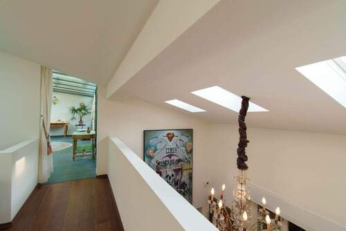 Lichtdurchfluteter Designbereich mit Galerie-Charakter - 