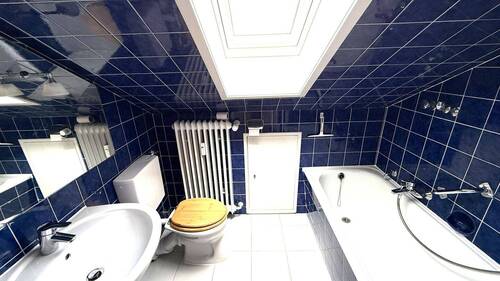 Tageslichtbad mit Badewanne - 