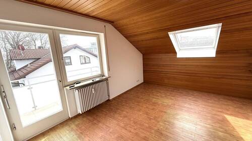 Wohnzimmer mit Zugang auf den Balkon - 