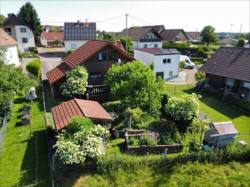 Rückansicht - Kanadisches Naturstamm-Blockhaus mit idyllischem Garten!