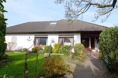 Außenansicht - 8 Zimmer Einfamilienhaus zum Kaufen in Albersdorf