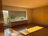 Wohnzimmer mit Ausgang zu Balkon und Garten - Einfamilienhaus mit 140,00 m² in Hofheim in Unterfranken zum Kaufen
