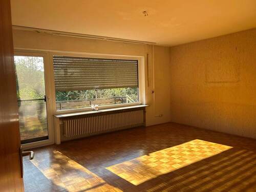 Wohnzimmer mit Ausgang zu Balkon und Garten - Einfamilienhaus mit 140,00 m² in Hofheim in Unterfranken zum Kaufen