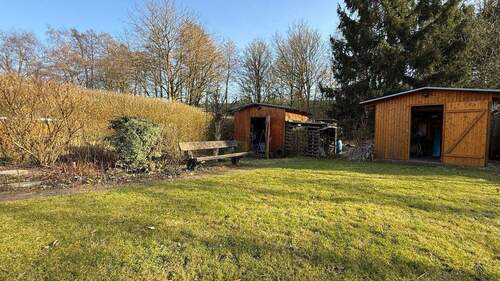 zwei Schuppen im hinteren Garten - 
