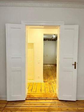 offene.Flügeltür_Blick_in_Wohnküche - 