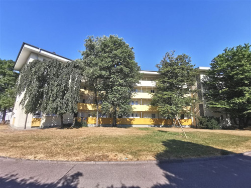 Hausansicht - 2-Zimmer-Wohnung mit überdachtem Kfz-Stellplatz.