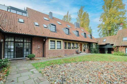 Gewerbeeingang - Wohnhaus rechts - 