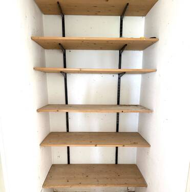 Abstellbereich mit Regale - 